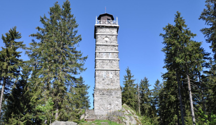 Rozhledna Pajndl u Nejdku na Karlovarsku dostala nový nátěr a informační tabule.