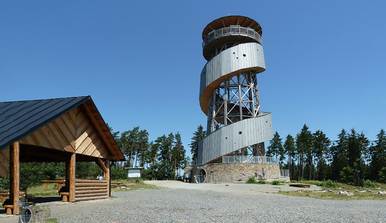 Po deseti letech provozu demolice? Obce řeší osud zavřené rozhledny na Kosíři