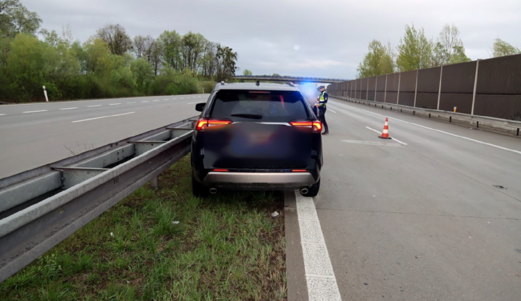 Cizinec vyskočil na dálnici u Ostravy za jízdy z kradeného auta, policie ho zatkla