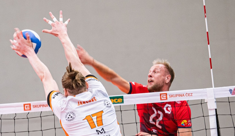 Volejbaloví Lvi vyhráli v Karlových Varech 3:0, finále rozhodne pátý zápas