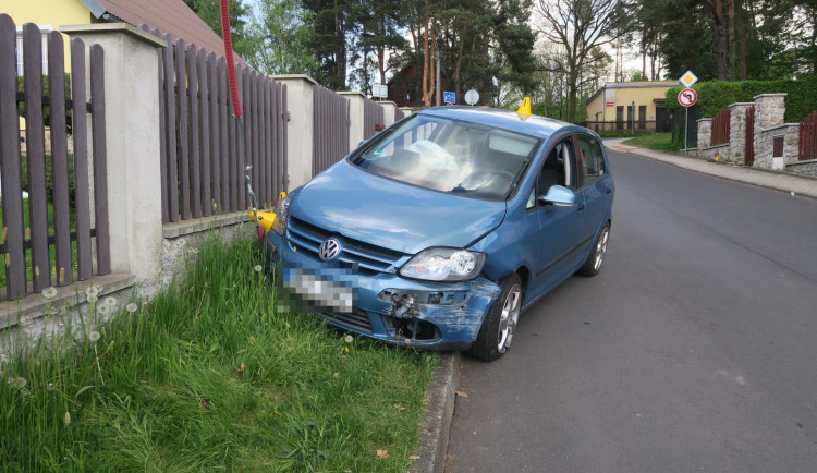 Opilý řidič havaroval v Karlových Varech, nadýchal téměř čtyři promile.