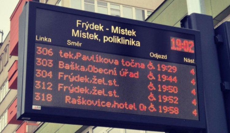 Další chytré zastávky ve Frýdku-Místku. Lidem slouží již padesát digitálních panelů