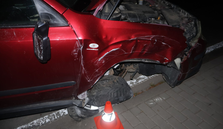 Řidič utekl z auta poté, co v noci v Javorníku naboural sloupky, lampy nebo zábradlí