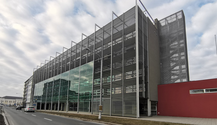 Bývalá ekonomka Jindřichova zpronevěřila přes 22 milionů, soud ji poslal na 6,5 roku za mříže