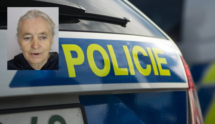 Policisté pátrají po nezvěstné seniorce z Chebu, zapojili i vrtulník a čtyřkolky. Foto: Jan Luxík, Policie ČR (koláž)
