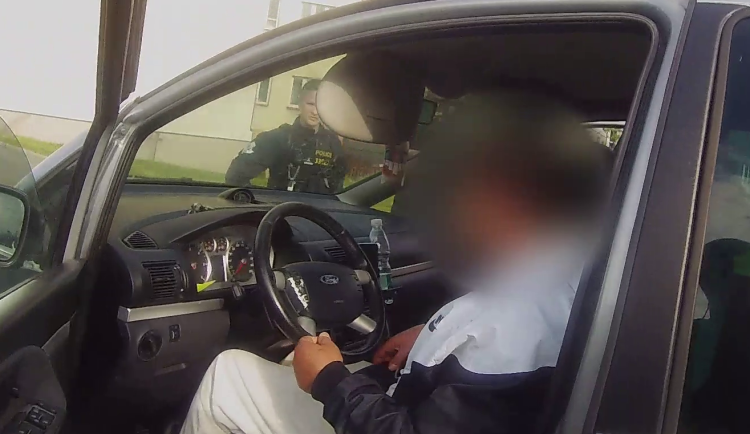 VIDEO: Řidička nechala v autě klíče, odjel s ním muž pod vlivem drog