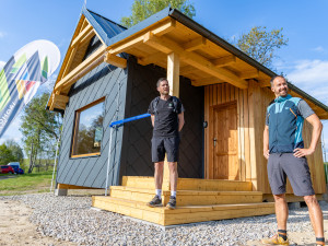 Turisté v Krušných horách u Kraslic mohou využívat novou útulnu, je pro 12 lidí