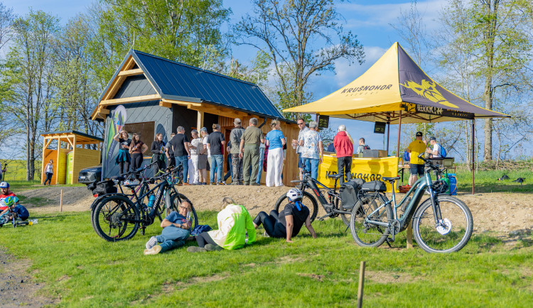 Turisté v Krušných horách u Kraslic mohou využívat novou útulnu
