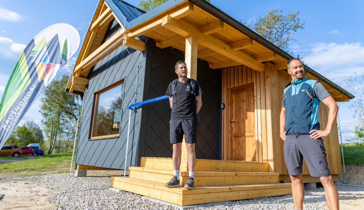 V Krušných horách ve Sněžné u Kraslic už turistům i místním kolemjdoucím slouží další útulna. Foto: Se svolením Nadace ČEZ