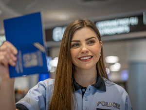 Razítko, které mění životy. Na letišti se neodehrávají jen přílety, ale i příběhy