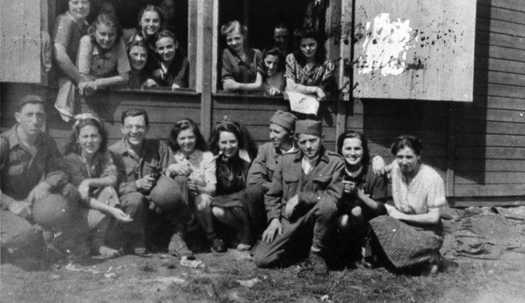 Vězeňkyně tábora Svatava osvobozené americkými vojáky, 1945. Foto: Památník Terezín
