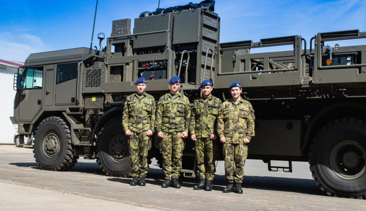 Středoškoláci ze Sokolova si jako první prohlédli moderní protiletadlový systém. Foto: Se svolením 25. protiletadlového raketového pluku, Strakonice