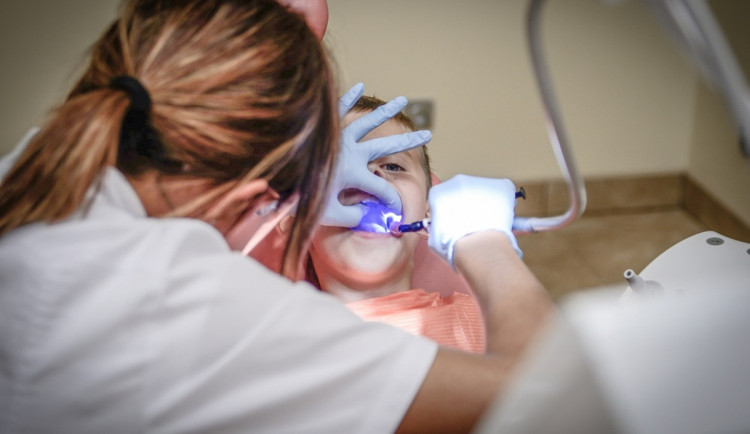 Tři zubní kliniky v Karlovarském kraji by měly přijmout 2100 nových pacientů