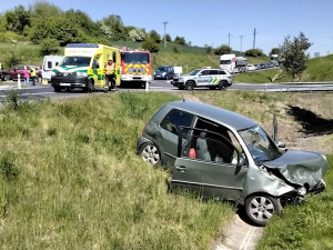 U Ostrova se změnila přednost v jízdě, srazila se tam tři auta. Doprava stála