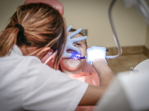Tři zubní kliniky v Karlovarském kraji by měly přijmout 2100 nových pacientů