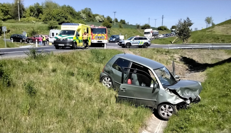 U Ostrova se změnila přednost v jízdě, srazila se tam tři auta. Doprava stála. Foto: Se svolením HZS Karlovarského kraje