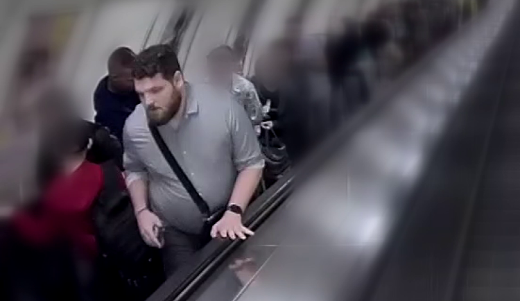 VIDEO: Muž natáčel na eskalátorech dívku pod sukní, zastavila ho kolemjdoucí