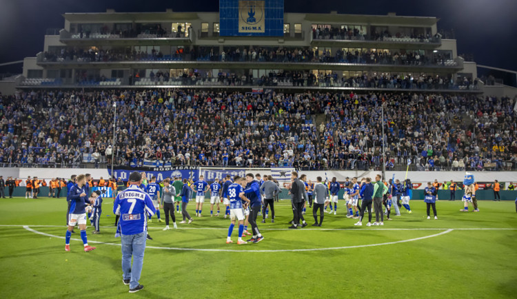 VIDEO: Vytoužená trofej a evropské soutěže. Sigma slavila až do rána, nechyběla jízda na traktoru