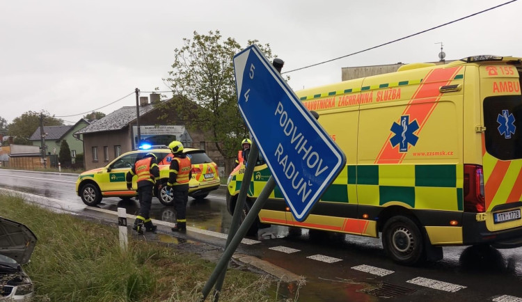 Dvanáct minut bojovali záchranáři o život seniora. Muž skončil na urgentním příjmu