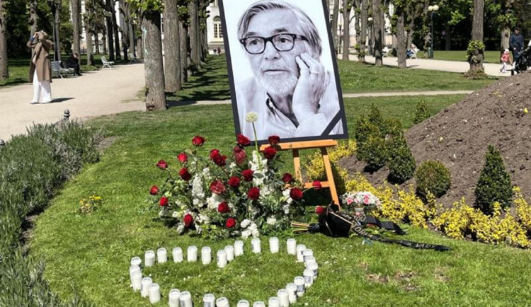Pietní místo Bartoškovi zůstane v Karlových Varech až do jeho pohřbu. Foto: Se svolením Karlovarského kraje