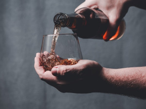 Chebští strážníci stále častěji řeší zákaz konzumace alkoholu na veřejnosti