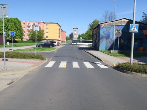 Policie pátrá po svědcích nehody v Ostrově. Řidič srazil dívku na přechodu a ujel