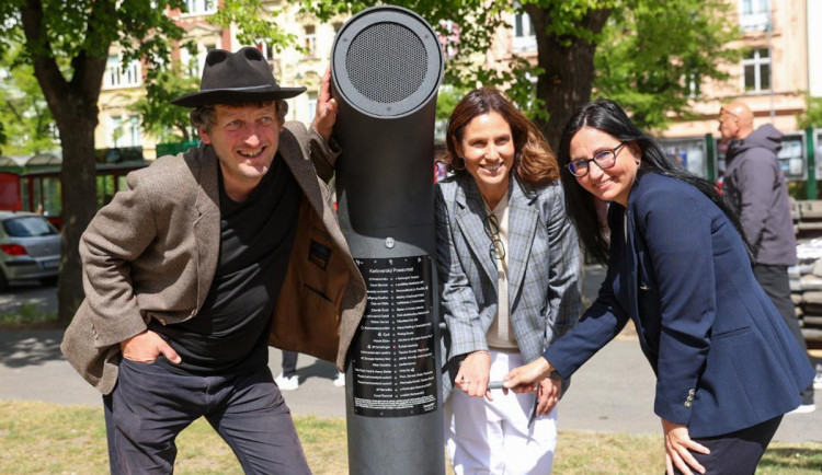 V Karlových Varech odhalili Poesiomat, připomíná známé osobnosti města. Foto: Se svolením Magistrátu Města Karlovy Vary