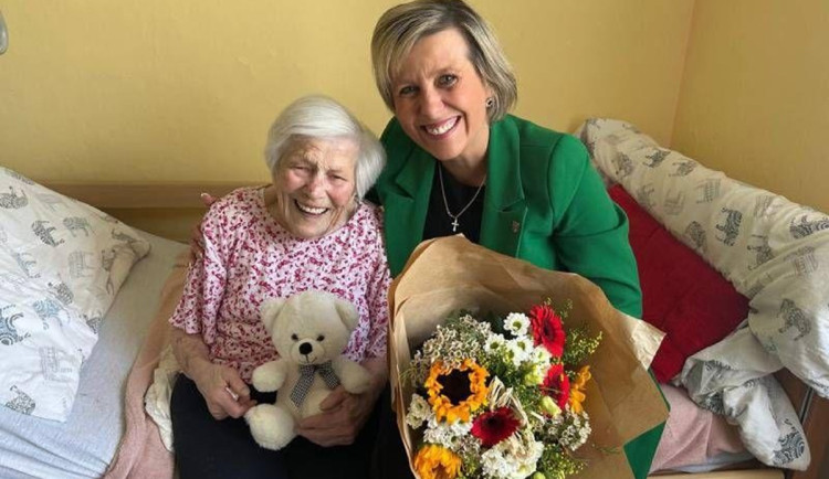 Zažila prezidenta Masaryka i druhou světovou válku. Marie Zábranská oslavila 103 let. Foto: Se svolením Karlovarského kraje