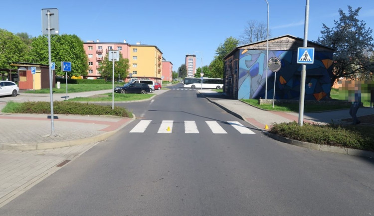 Policie pátrá po svědcích nehody v Ostrově. Řidič srazil dívku na přechodu a ujel.