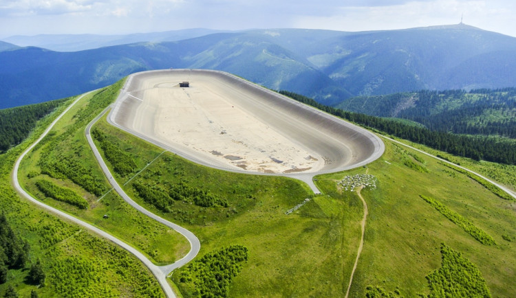 Asfaltový opalovák pro Dlouhé stráně: horní nádrž ikonické elektrárny dostane ochranný nátěr
