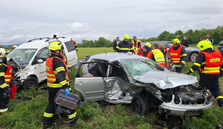 Těžká nehoda u Štěpánova: při střetu dvou aut se zranilo pět dětí a dva dospělí