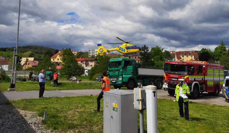 V Kájově se srazilo auto s vlakem. Zraněnou řidičku letecky převezli do nemocnice