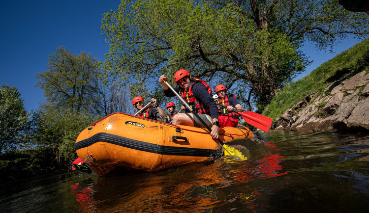 Hasiči z Královéhradeckého kraje tentokrát nekrotili oheň, ale raft na Orlici