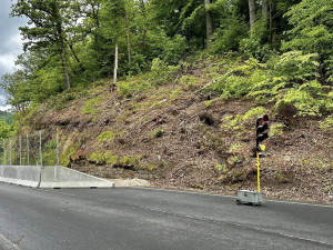 Slovenská ulice v Karlových Varech je opět průjezdná, dopravu tam řídí semafory