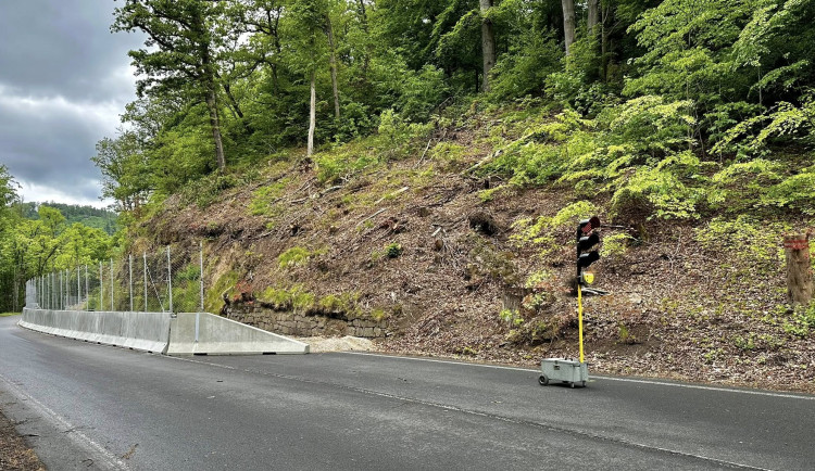 Slovenská ulice v Karlových Varech je opět průjezdná, dopravu tam řídí semafory.