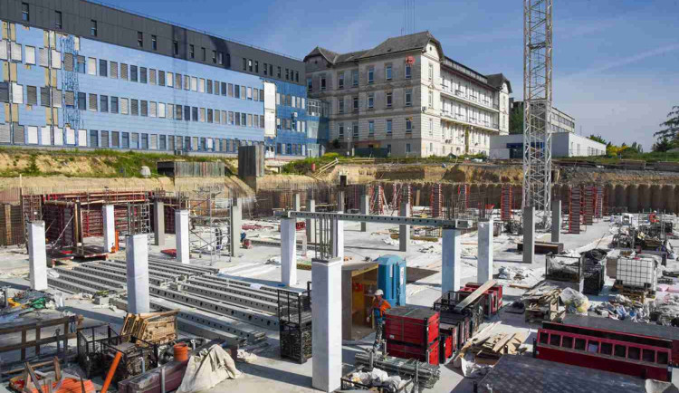 VIDEO: Čtyřmiliardový pavilon FN Olomouc kvapem roste. Zmodernizuje chod nemocnice