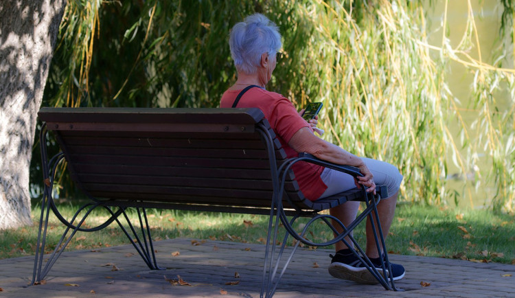 Myslela, že jí o půjčení peněz píše kamarádka. Seniorka z Jesenicka přišla o desetitisíce