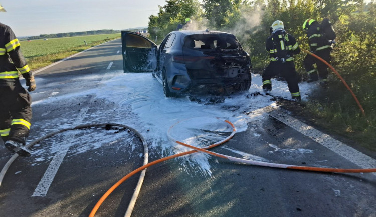 Technická závada skoro za milion. Auto u Dubu nad Moravou kompletně hořelo