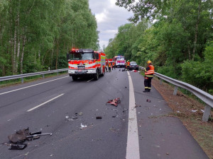 Před Chebem se ráno při dopravní nehodě zranili dva lidé