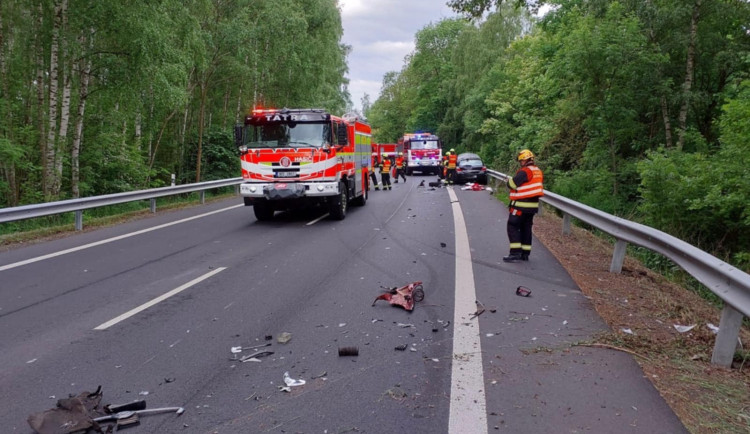 Před Chebem se ráno při dopravní nehodě zranili dva lidé