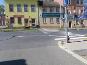 Policie pátrá po svědcích nehody v Karlových Varech. Chodec skončil v nemocnici