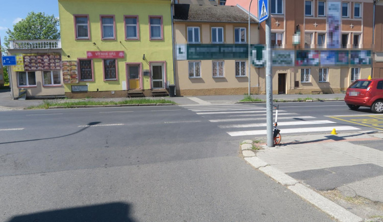 Policie pátrá po svědcích nehody v Karlových Varech. Chodec skončil v nemocnici.