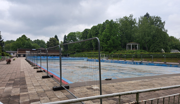 Dvorské Tyršovo koupaliště otevřelo sezónu: první plavci, chladná voda a novinky v areálu
