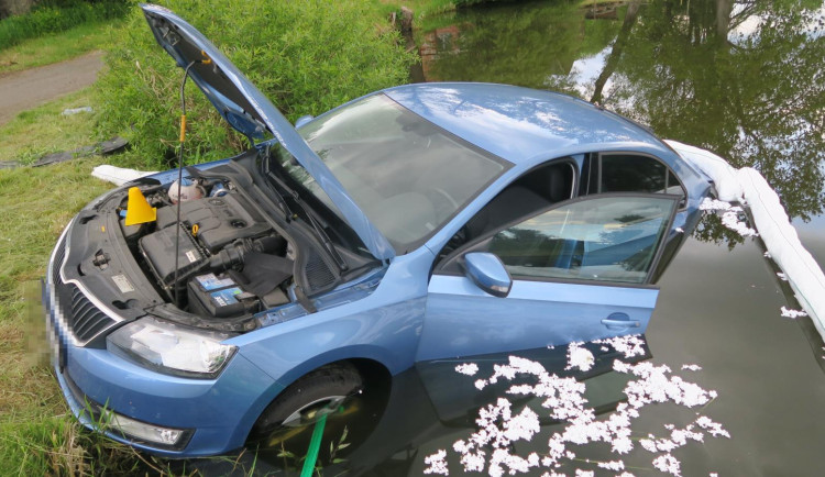 Nehoda u Bochova skončila vozem v rybníce, dvě ženy byly zraněny.