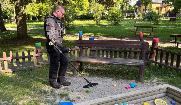 Strážníci z Dvora Králové nad Labem se vydali do terénu s detektory kovů