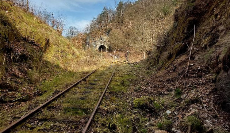 Trať z Lokte do Horního Slavkova se v červnu změní na trasu pro cyklisty a pěší.