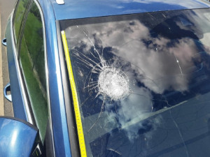 Nezletilí házeli z mostu na D6 baterie, jedna trefila auto