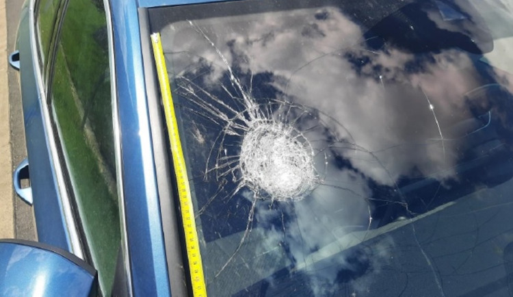 Nezletilí házeli z mostu na D6 baterie, jedna trefila auto.