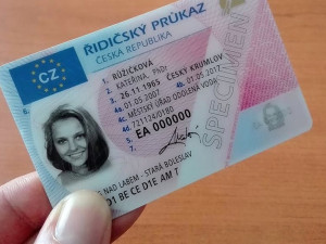 Stíhaných kvůli podvodům s řidičskými průkazy v Karlovarském kraji přibylo na 32