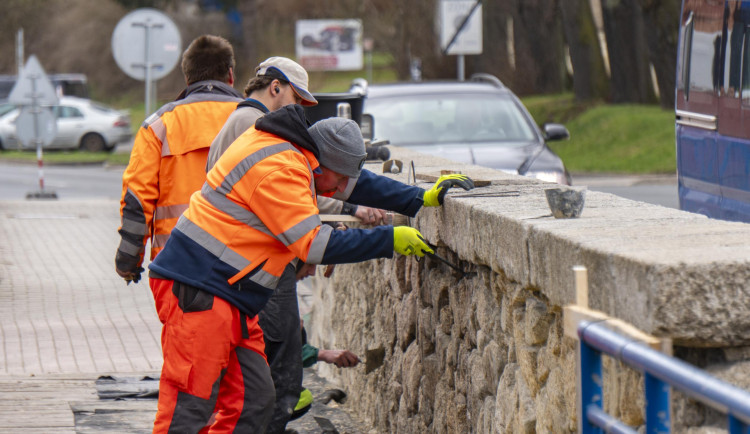 Historický most v Karlovarské ulici v Ostrově je znovu v provozu bez omezení.